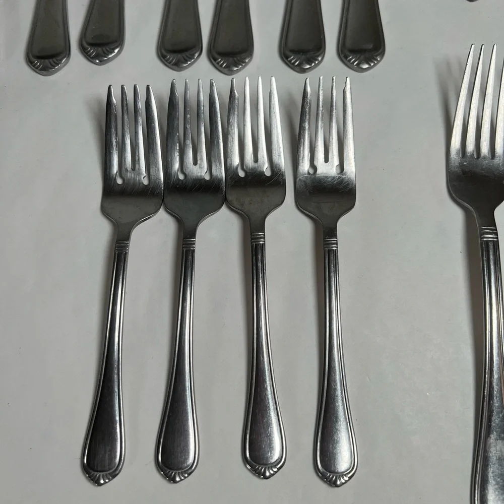 International Nouveau flatware 24‎ pieces